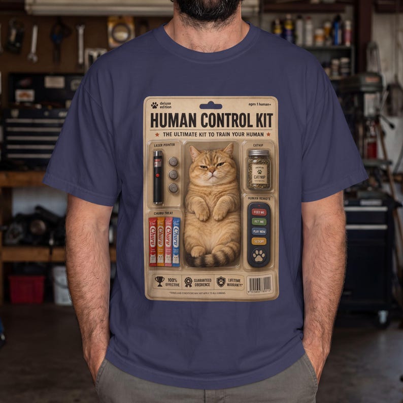 Camiseta con estampado de gato atigrado "Kit de Control Humano", camiseta con estampado de empaque de juguete vintage, colores cómodos retro extragrandes, meme divertido de gato, regalo para amantes de los animales imagen 6