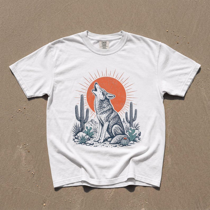 T-shirt med ylande prärievarg, grafik över sydvästra öknen, retro kaktuskonst med solsken, Comfort Colors® västerländsk naturgåva bild 1