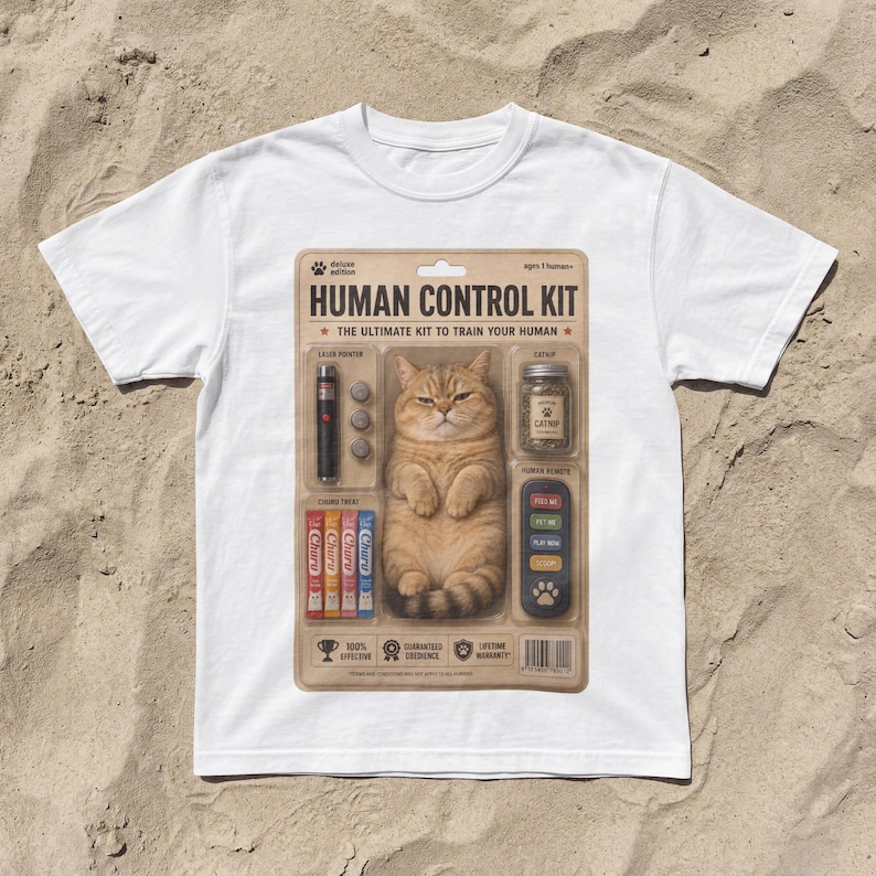 Camiseta con estampado de gato atigrado "Kit de Control Humano", camiseta con estampado de empaque de juguete vintage, colores cómodos retro extragrandes, meme divertido de gato, regalo para amantes de los animales imagen 1