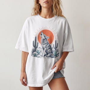 T-shirt med ylande prärievarg, grafik över sydvästra öknen, retro kaktuskonst med solsken, Comfort Colors® västerländsk naturgåva bild 5