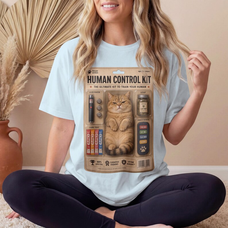 Camiseta con estampado de gato atigrado "Kit de Control Humano", camiseta con estampado de empaque de juguete vintage, colores cómodos retro extragrandes, meme divertido de gato, regalo para amantes de los animales imagen 3