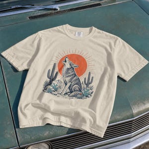 T-shirt med ylande prärievarg, grafik över sydvästra öknen, retro kaktuskonst med solsken, Comfort Colors® västerländsk naturgåva bild 3