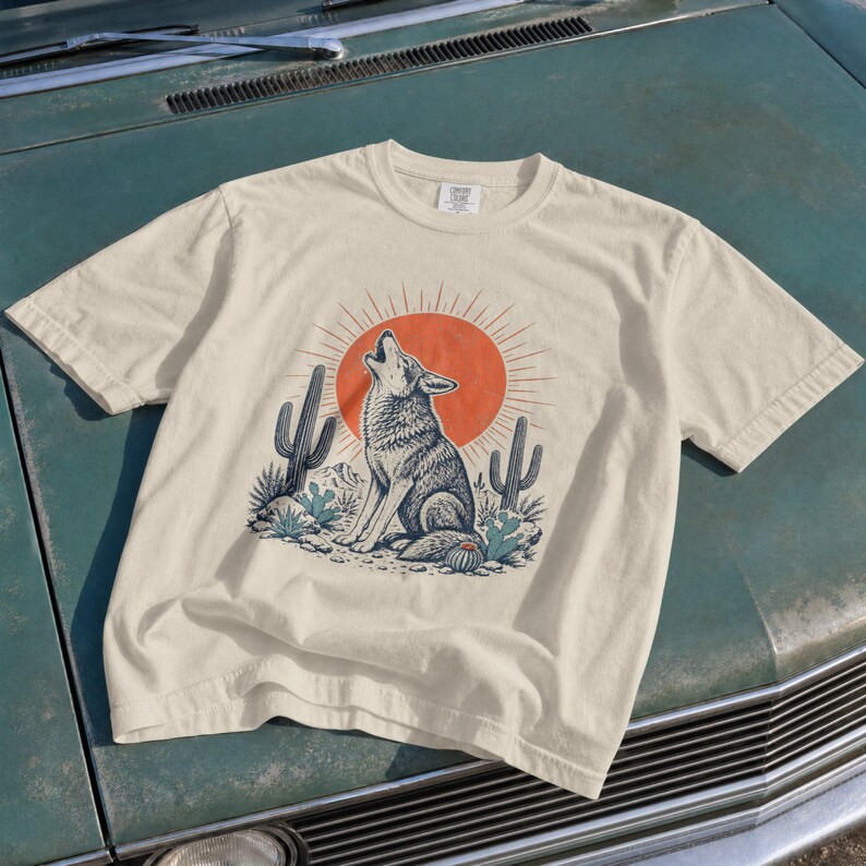 T-shirt med ylande prärievarg, grafik över sydvästra öknen, retro kaktuskonst med solsken, Comfort Colors® västerländsk naturgåva bild 3