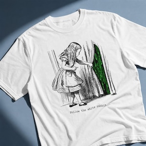 Volg het Witte Konijn T-shirt, Alice in Wonderland Cyber ​​Konijn afbeelding, Digitale Code T-shirt, Comfort Colors Surrealistisch Cadeau voor Boekenliefhebbers