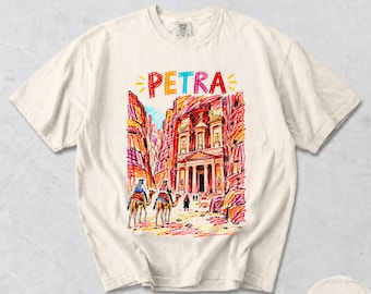 T-shirt Petra, Treasury Camel Desert Sketch, Maglietta grafica colorata da viaggio in Giordania, Souvenir di Comfort Colors® Città Antica