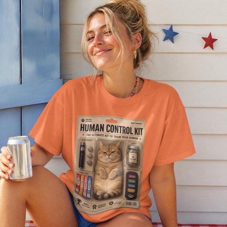 Camiseta con estampado de gato atigrado "Kit de Control Humano", camiseta con estampado de empaque de juguete vintage, colores cómodos retro extragrandes, meme divertido de gato, regalo para amantes de los animales imagen 4