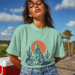 T-shirt med ylande prärievarg, grafik över sydvästra öknen, retro kaktuskonst med solsken, Comfort Colors® västerländsk naturgåva bild 9