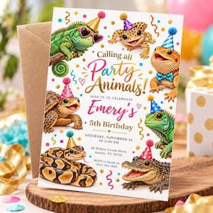 Può includere: Un invito di compleanno con un camaleonte, un geco, un drago barbuto, una tartaruga, un serpente e un alligatore con cappellini da festa. Il testo recita: Calling all Party Animals! JOIN US TO CELEBRATE Emery's 5th Birthday SATURDAY, NOVEMBER 16 AT 2:00 PM 48 Willow Creek Drive Austin, TX 78732 RSVP to Sarah at (512) 555-1842.