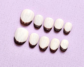 Unghie finte con french manicure color cioccolato e crema