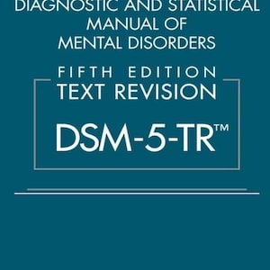Può includere: Una copertina di libro color verde acqua intitolata DIAGNOSTIC AND STATISTICAL MANUAL OF MENTAL DISORDERS FIFTH EDITION TEXT REVISION DSM-5-TR dall'AMERICAN PSYCHIATRIC ASSOCIATION. Il testo è stampato in bianco con sottili linee orizzontali.