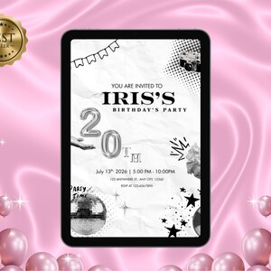 Può includere: Un tablet digitale che mostra un invito di compleanno in bianco e nero per il ventesimo compleanno di Iris. L'invito presenta palloncini argentati a forma di numero, una palla da discoteca, stelle e grafiche di fotocamere con dettagli testuali.