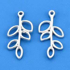 Puede incluir: Dos colgantes de plata con forma de hoja. Cada colgante presenta un tallo con tres hojas caladas. Los abalorios est&aacute;n dise&ntilde;ados para la creaci&oacute;n de joyas, con un peque&ntilde;o lazo en la parte superior.
