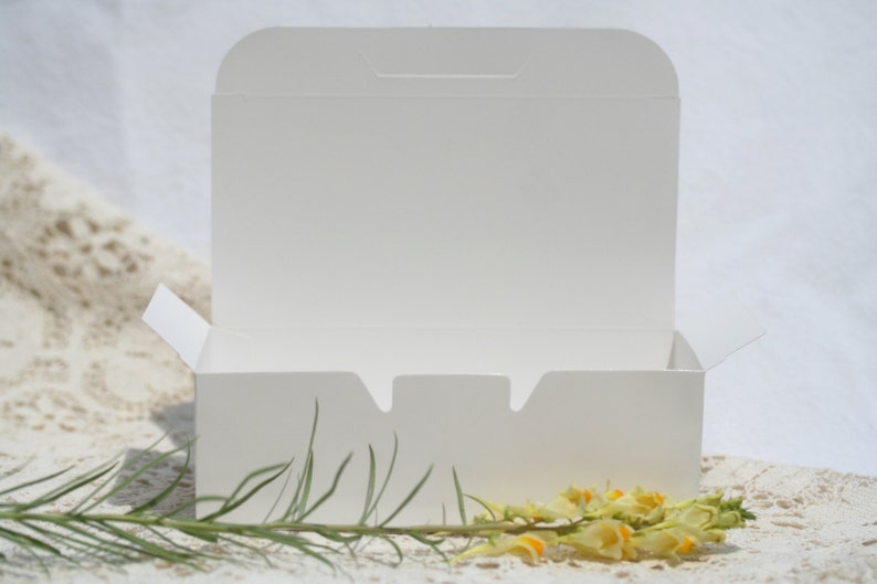 36 Cake Boxes Favor Boxes 5.5 by 1.75 Inches Wedding Cake Box Carry Out Box White Cake Box White Favor Box White Doily White Doilies