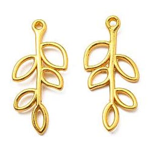 Puede incluir: Dos colgantes dorados con forma de hoja. Cada colgante presenta un tallo con tres hojas, cada una con forma ovalada. Los colgantes tienen un lazo en la parte superior para sujetarlos a la joyer&iacute;a. Los colgantes son de metal.