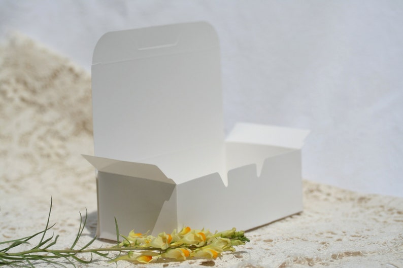 36 Cake Boxes Favor Boxes 5.5 by 1.75 Inches Wedding Cake Box Carry Out Box White Cake Box White Favor Box White Doily White Doilies