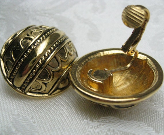 Vintage Avon Gold Clip On Earrings: Embossed Dome… - image 5