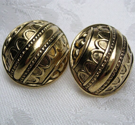 Vintage Avon Gold Clip On Earrings: Embossed Dome… - image 1