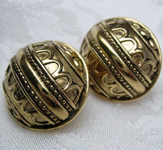 Vintage Avon Gold Clip On Earrings: Embossed Dome… - image 3