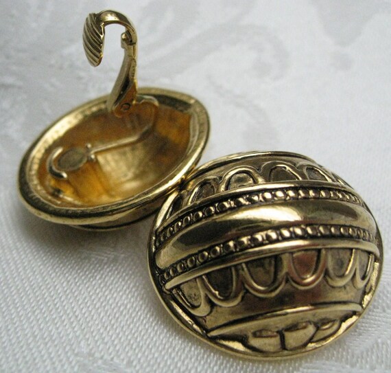 Vintage Avon Gold Clip On Earrings: Embossed Dome… - image 2