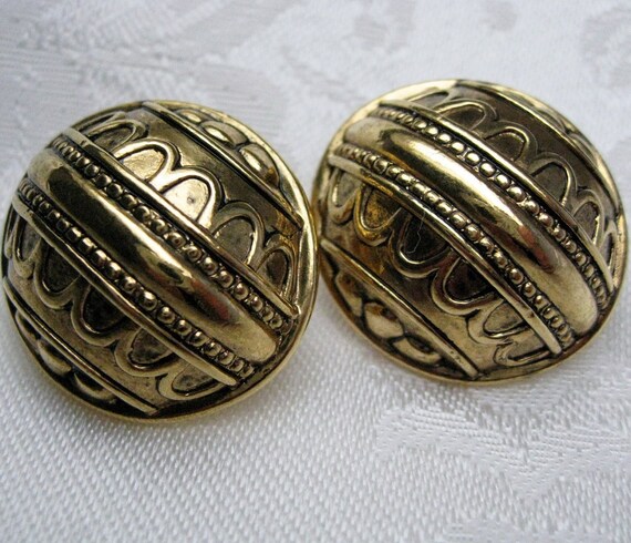 Vintage Avon Gold Clip On Earrings: Embossed Dome… - image 4