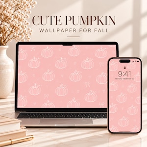 Op de afbeelding: Een laptop en een smartphone tonen een digitale achtergrond met een herhalend wit lijnpatroon van pompoenen, kleine hartjes en strikjes op een lichtroze achtergrond. De tekst CUTE PUMPKIN WALLPAPER FOR FALL is bovenaan zichtbaar.