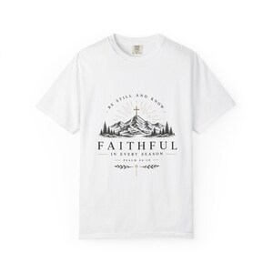 Treue zu jeder Jahreszeit T-Shirt | Berg Kreuz Schrift Design