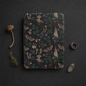 Pilz & Motte Botanische Kindle Hülle | Florales Waldmuster