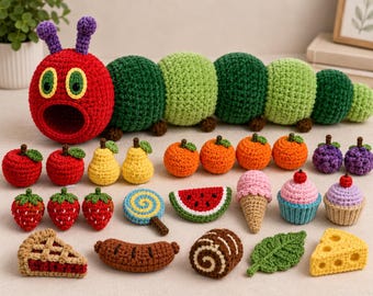 Puede incluir: Una oruga grande de ganchillo en rojo y verde con antenas moradas y una boca hueca, acompañada de una colección de pequeños alimentos de ganchillo que incluyen frutas, una rodaja de sandía, una piruleta, un helado y un trozo de queso.