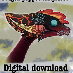 Può includere: Un modello di marionetta drago in carta con una testa nera decorata da motivi a fiamma rossi, arancioni e gialli, un occhio color ottanio e accenti geometrici. Il testo recita Dragon puppet templates e Digital download (Print It out).