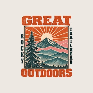 Könnte beinhalten: Ein Grafikdesign mit einer Berglandschaft, einer hohen Tanne im Vordergrund, geschichteten Hügeln und einem sonnigen Himmel. Der Text GREAT ROCKY TRAILHEAD OUTDOORS ist in orangefarbenen Blockbuchstaben um die zentrale rechteckige Illustration gedruckt.