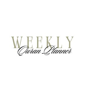 Könnte beinhalten: Ein Grafikdesign mit dem Wort WEEKLY in großen, hell olivgrünen Serifenschrift-Großbuchstaben, wobei die Wörter Quran Planner darunter in einer schwarzen, eleganten, fließenden Schreibschrift auf weißem Hintergrund stehen.