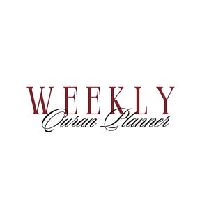 Könnte beinhalten: Ein Grafikdesign mit dem Text WEEKLY in einer fetten, dunkelroten Serifenschrift, platziert über dem Wort Quran Planner, das in einer schwarzen, eleganten Schreibschrift geschrieben ist. Der gesamte Text ist auf einem weißen Hintergrund zentriert.