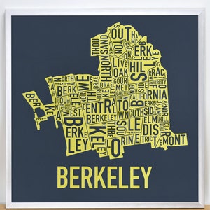 Puede incluir: Un mapa de tipografía amarillo y azul de Berkeley, California. El mapa está formado por palabras que representan diferentes barrios y puntos de referencia de la ciudad. Las palabras están dispuestas de forma que forman la forma de la ciudad.
