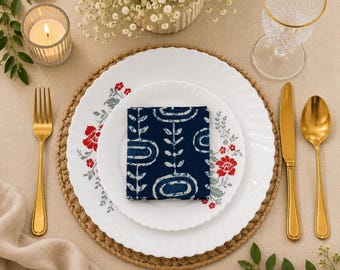 Blauwe indigo katoenen servetten, handbedrukt met geometrische bloemenmotieven, landelijke boho tafellinnen