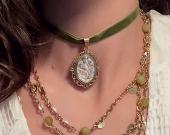 Samt Choker Halsband mit Handgemachte Blumen Anhänger, Dünnes Moosgrünes Viktorianisches Band Choker, mit Whimsigoth Floral Cameo