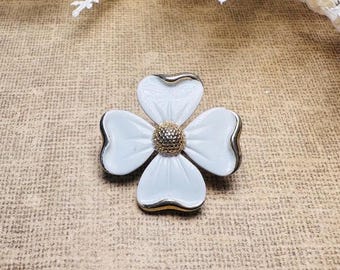 Weiße Hartriegel Blumen Brosche mit Goldrand, kleine Vintage Blumen Brosche, wunderliche weiße Emaille Blumen Anstecknadel für die Hochzeit