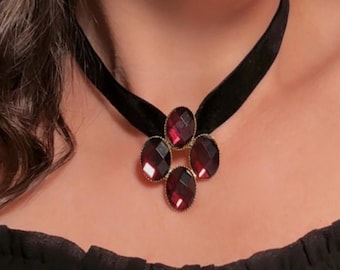 Schwarzes Samtband Halsband mit rotem Cabrio Brosche Anhänger, handgemachte viktorianische Gothic Halskette mit burgunderrotem Wein Kristall