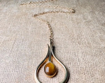 Collar vintage de péndulo de ojo de tigre, colgante de aldaba de puerta con piedra preciosa de ojo de tigre auténtica en oro de 14 k, collar vintage de los años 70.
