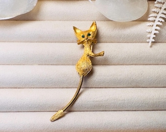 Vintage Katzenbrosche, goldene Katzennadel mit smaragdgrünen Augen und biegsamem Schwanz