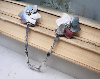 Vintage Sweater Clips, 50s Silver Chain Collar Clips with Flowers, Old Money Cardigan Clips, Retro Unisex Accessories