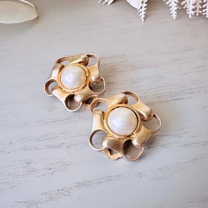 Vintage Pearl Earrings with Gold Chain Border, Unique Matte Gold Old Hollywood Clip On Earrings, Classic 80s Vintage Women's Jewelry