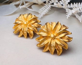 Gold Blumen Ohrringe, Vintage Blumen texturierte Gold Ohrhänger