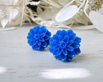 Brincos de flor azul, brincos grandes de resina em formato de dália, brincos de pino hipoalergênicos em azul cobalto vibrante.