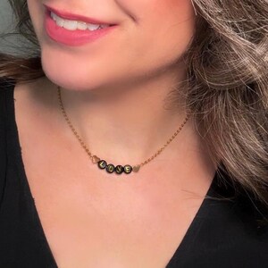 Collar de amor hecho a mano, cadena de oro y negro de 18 k con dijes de corazón, collar de cuentas con letras personalizables, elija su largo, hecho a pedido