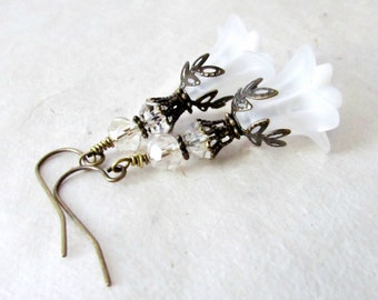 White Bridal Flower Earrings, White Lily Earrings, Vintage Bride Earrings, Floral White Earring, Romantic Wedding Earrings, Boho Bride Style