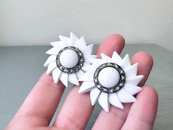 Pinwheel Milk Glass Earrings, 1960s Vintage Earri… - image 3