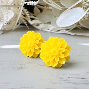 Gele bloem oorbellen, handgemaakte grote gele chrysant, schattige oorknopjes, hars bloem sieraden, schattige zonnige heldere kleurrijke studs