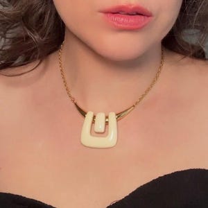 Vintage Trifari Halskette, 1970er Jahre Abstrakte Geometrische Halskette, Krone Trifari Creme Lucite Gold Bar Kurze Halskette, Vintage Designer Schmuck