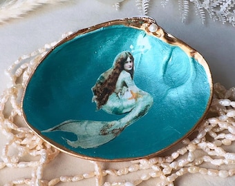 Schmuckschale aus Muscheln mit Vintage-Meerjungfrauen-Decoupage, handgefertigter Schmuckhalter aus Muscheln in Aquagrün und Perlmutt, Küstenstil
