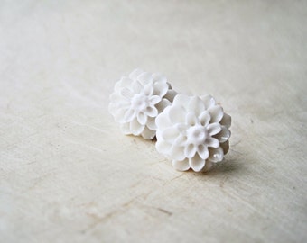 White Flower Earring, Flower Stud Earrings, Large Stud Earring, Dahlia Post Earrings, Chrysanthemum Stud, Big White Earrings, Resin Earring